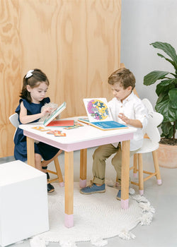 Bilingual child sings along to the Spanish nursery rhymes Binibi's interactive musical book for toddlers, Los Pollitos Dicen & Other Nursery Rhymes. 